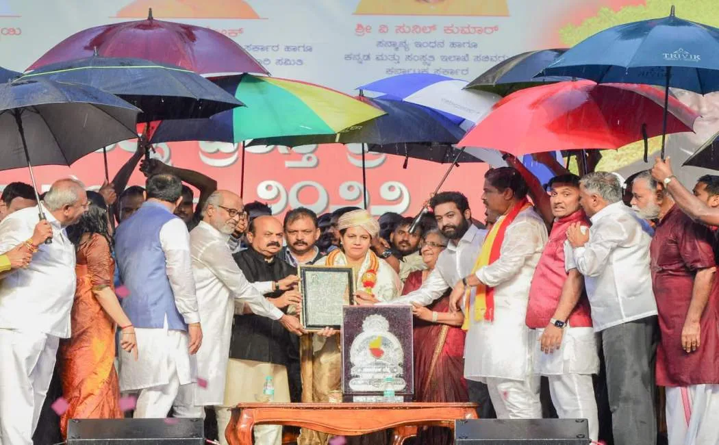 Actor Rajinikanth meets Karnataka Chief Minister!